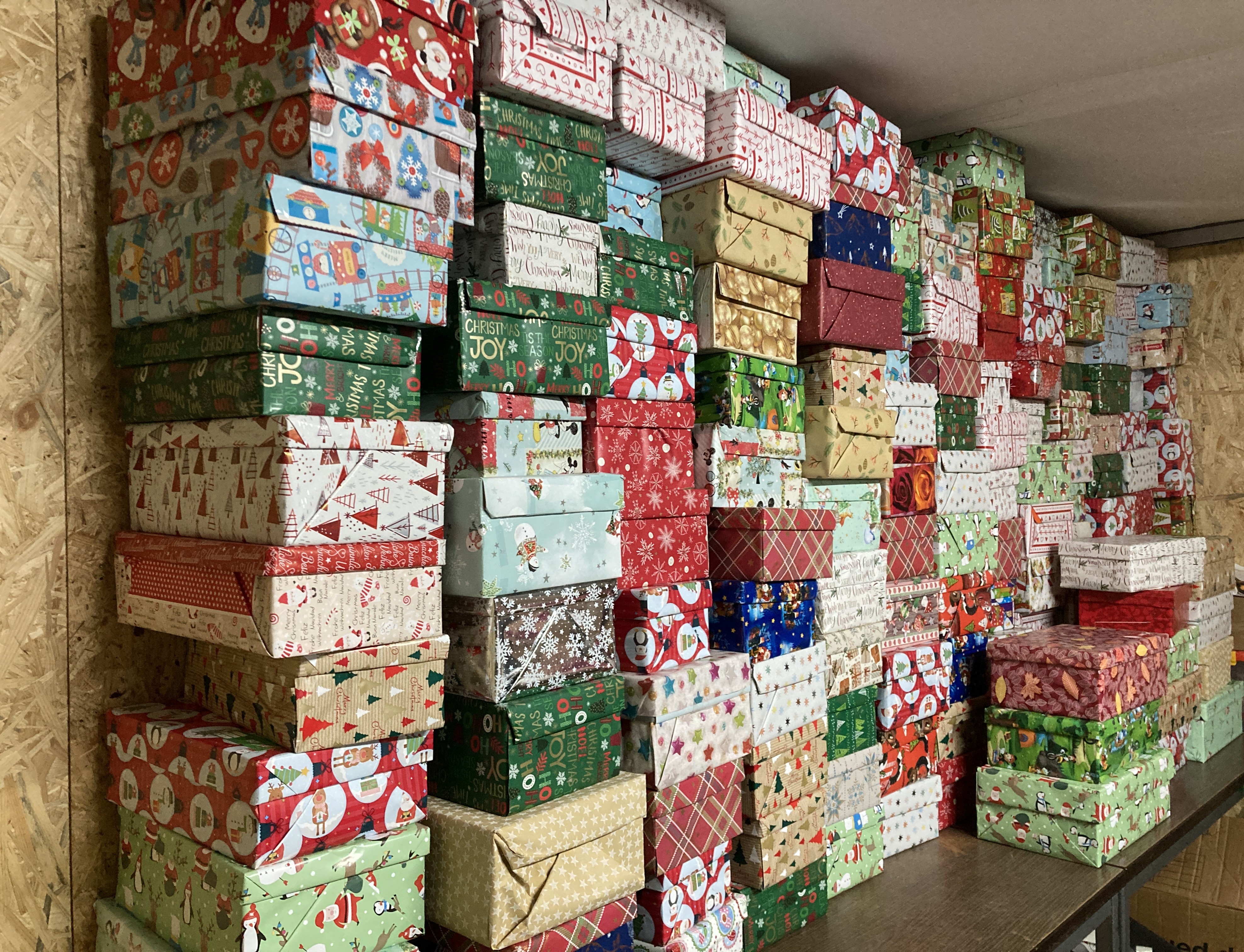 Hier ist ein Stapel von gepackten Geschenken Hier ist ein Stapel von gepackten Geschenken