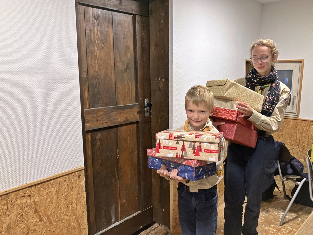 Fertige Geschenke werden für die Übergabe vorbereitet Fertige Geschenke werden für die Übergabe vorbereitet